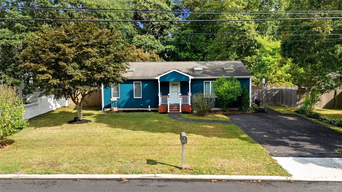 Shirley, NY 11967,17 Golden Gate DR