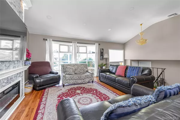 East Meadow, NY 11554,80 Rosalie CT