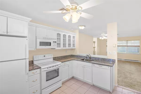 Ridge, NY 11961,399 Woodbridge DR #A