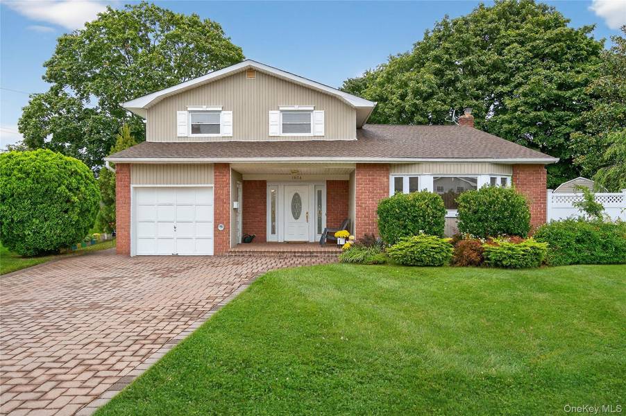 1804 Leona CT, Merrick, NY 11566