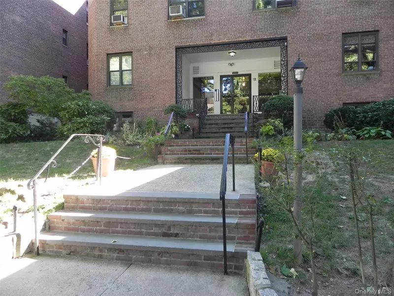 12 Welwyn RD #1M, Great Neck, NY 11021