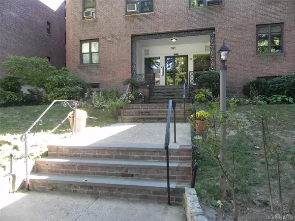 12 Welwyn RD #1M, Great Neck, NY 11021