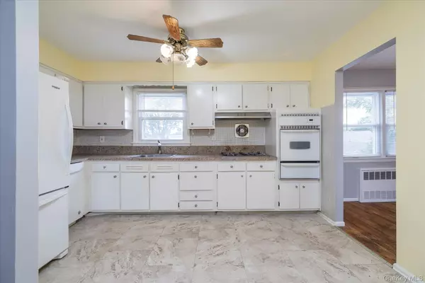 Elmont, NY 11003,291 Evans AVE