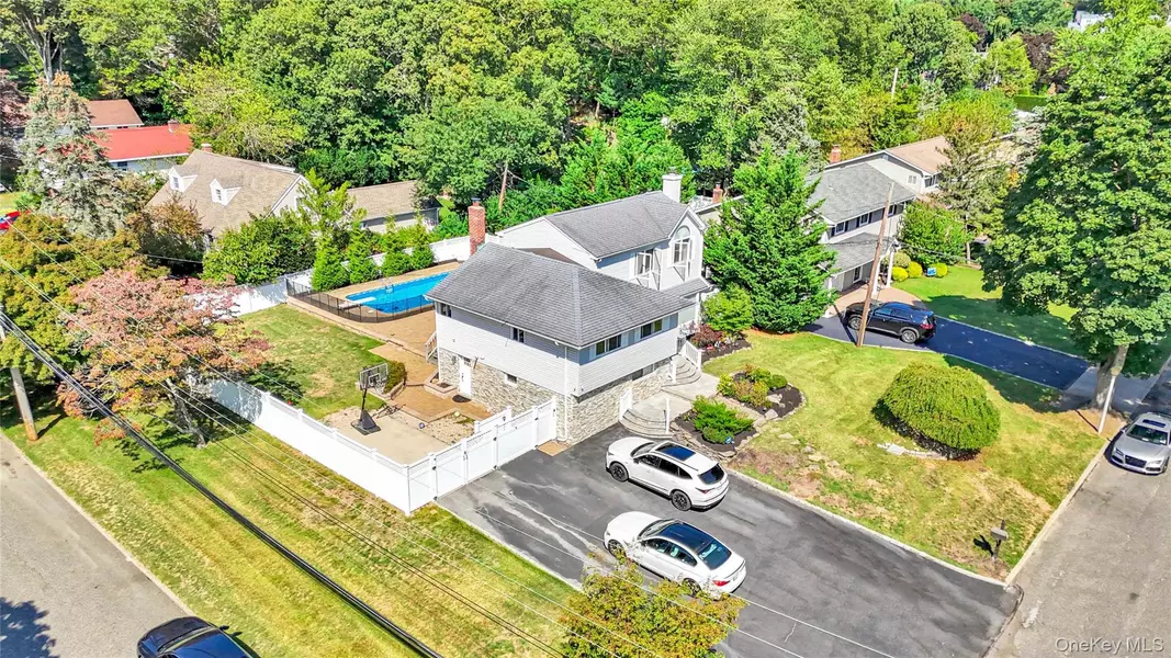 2 Amherst LN, Smithtown, NY 11787