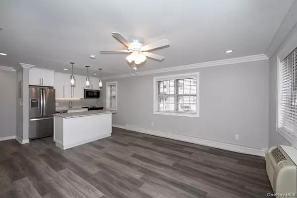 Massapequa, NY 11758,23 Weaver DR #11-1B
