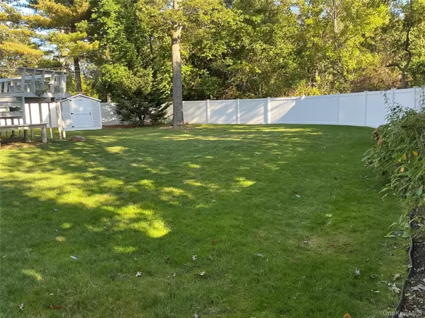 Commack, NY 11725,2 Redleaf LN