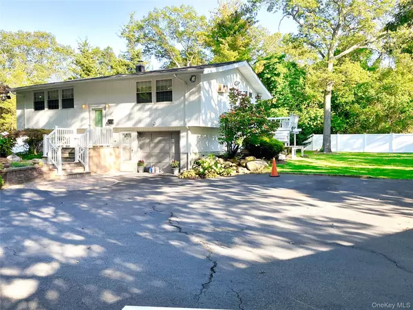 Commack, NY 11725,2 Redleaf LN