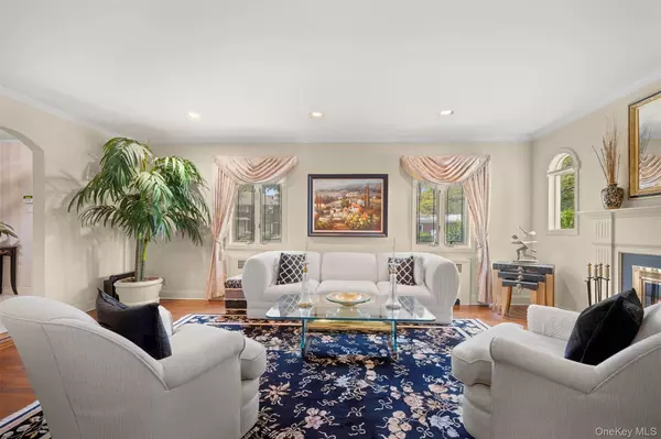 Great Neck, NY 11021,23 Parkside DR