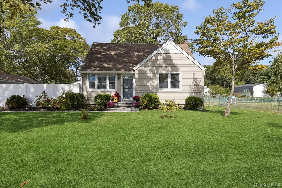 45 Pinetop DR, Shirley, NY 11967