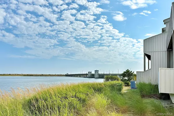 Shirley, NY 11967,7 Waters Edge #7