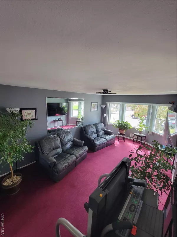 Selden, NY 11784,7 Deville DR