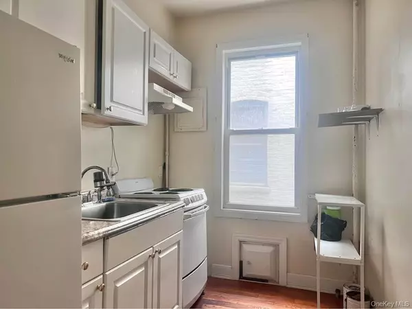 Elmhurst, NY 11373,8136 Baxter AVE #2F