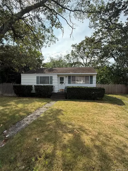661 College RD, Farmingville, NY 11738