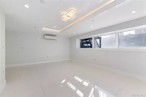 Astoria, NY 11106,33-64 11th Street