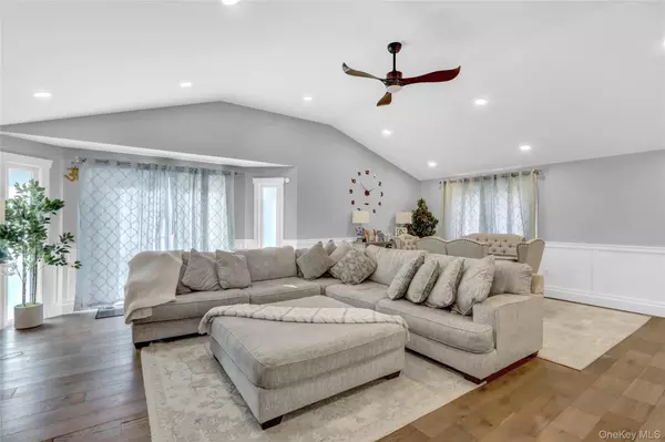 Dix Hills, NY 11746,14 Chatham PL