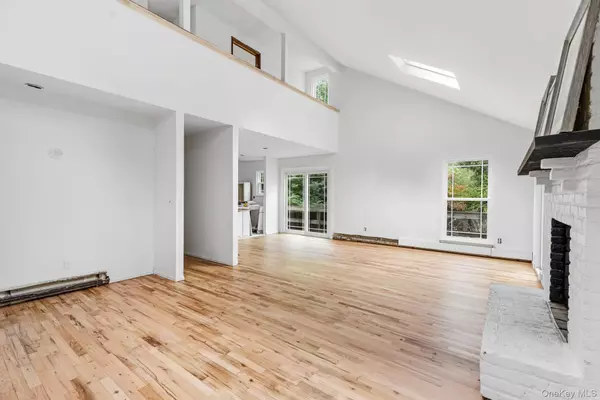 Springs, NY 11937,18 Norfolk DR