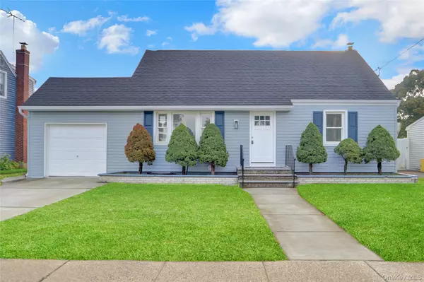 15 Cornwall LN, Hicksville, NY 11801
