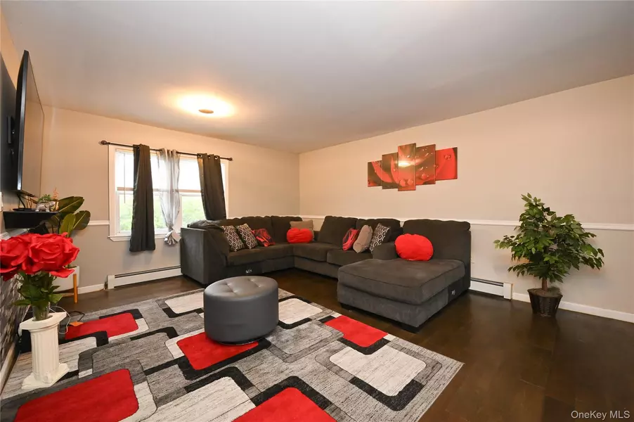 10 Pinebrook AVE, West Hempstead, NY 11552