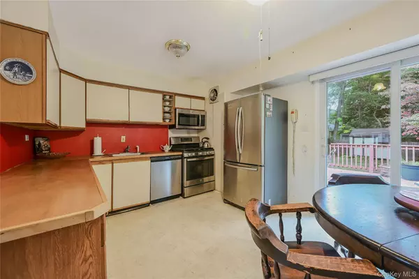 Shoreham, NY 11786,11 Fox LN