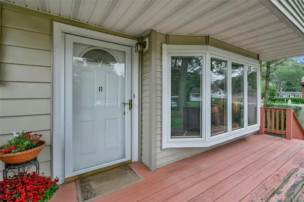 Shoreham, NY 11786,11 Fox LN