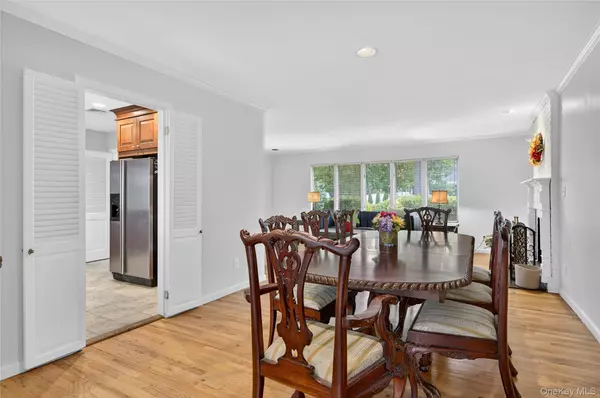 Huntington, NY 11743,57 Old Town LN