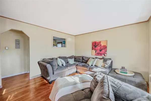 West Islip, NY 11795,360 Arcadia DR