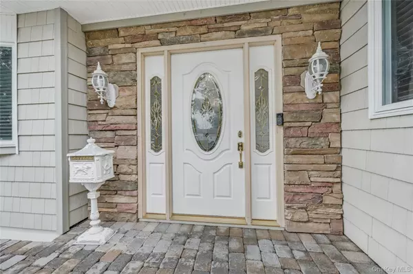 Commack, NY 11725,3 Feather LN