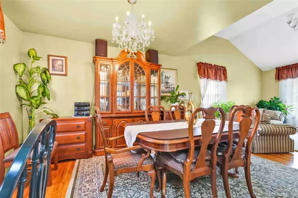 Rockville Centre, NY 11570,402 Clinton AVE