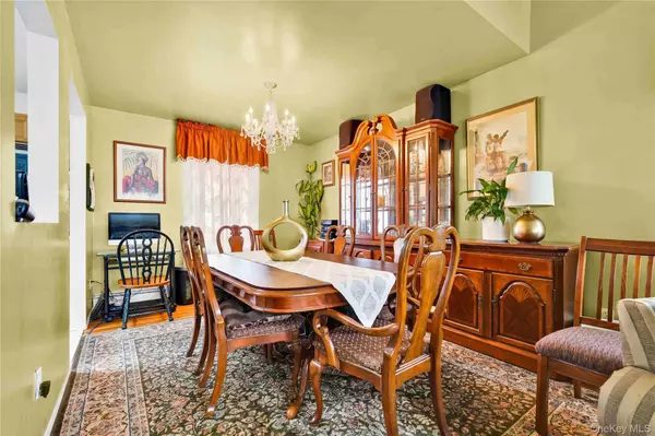 Rockville Centre, NY 11570,402 Clinton AVE