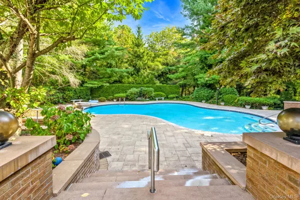 Dix Hills, NY 11746,18 Durham DR