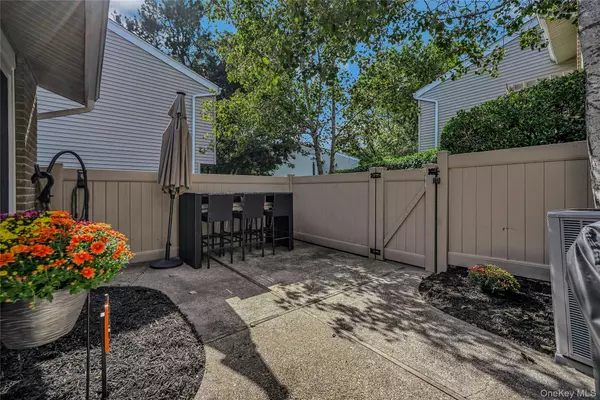 Holbrook, NY 11741,215 Springmeadow DR #F