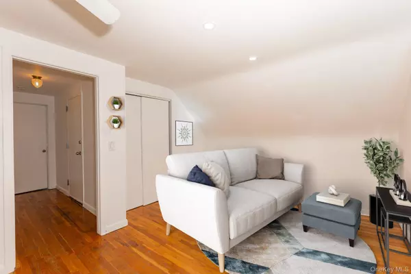 Lindenhurst, NY 11757,90 Reade AVE