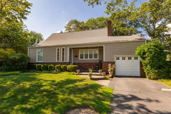 Lindenhurst, NY 11757,90 Reade AVE