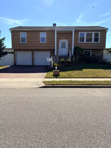 282 N Oak ST, Massapequa, NY 11758