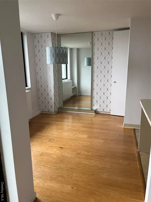 Bayside, NY 11360,1 Bay Club DR #9H