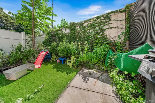 Astoria, NY 11103,3077 42nd ST