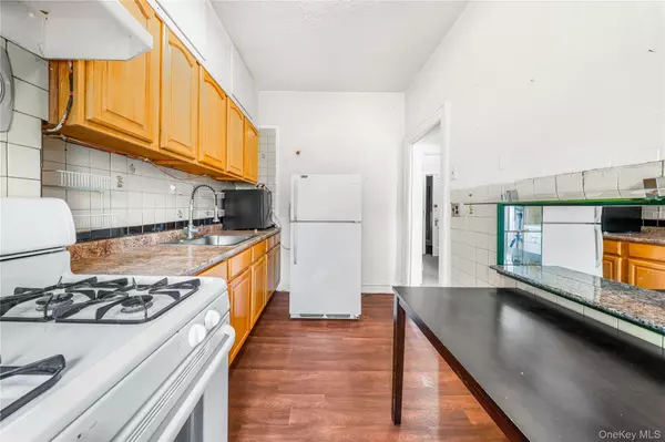 Astoria, NY 11103,3077 42nd ST