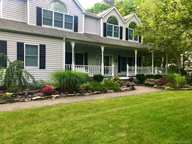 7 Martha PL, Port Jefferson Station, NY 11776