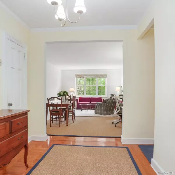 Bronxville, NY 10708,1 Midland Gardens #4A