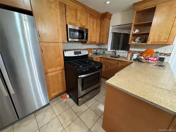 Bronx, NY 10469,3807 Laconia AVE