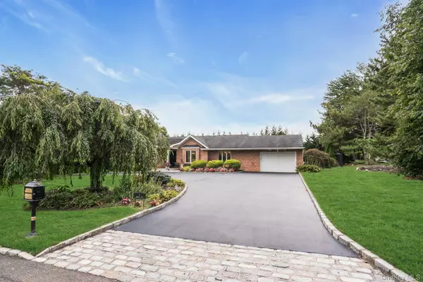 Dix Hills, NY 11746,1 Regency LN