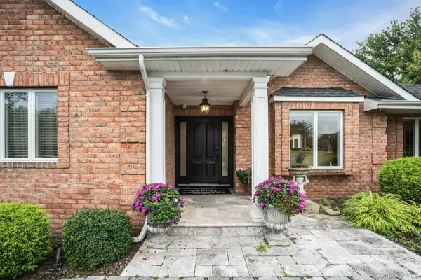 Dix Hills, NY 11746,1 Regency LN