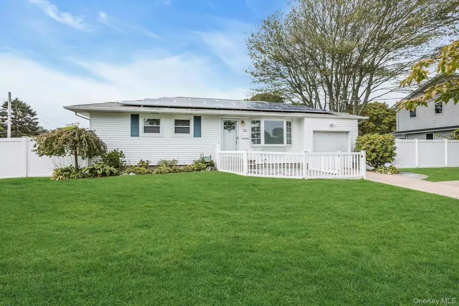 130 Matthews RD, Oakdale, NY 11769
