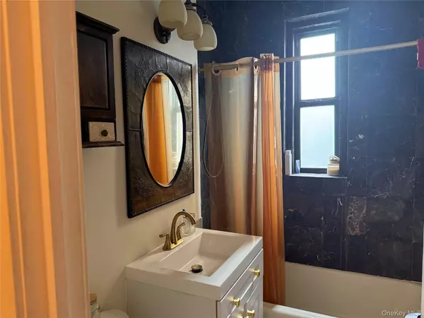 New Rochelle, NY 10801,30 Clinton PL #3A