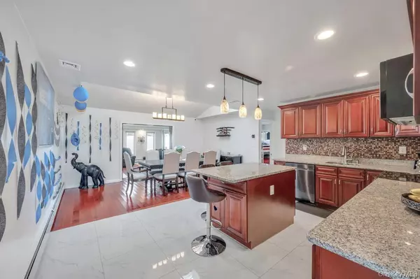 Hicksville, NY 11801,11 Berry LN