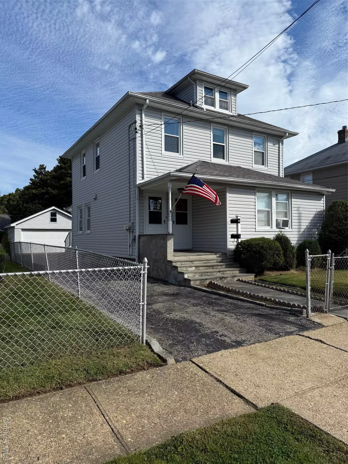 Glen Cove, NY 11542,11 North ST