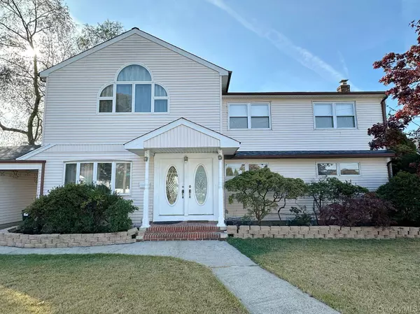 200 Saint Regis DR, Massapequa, NY 11762