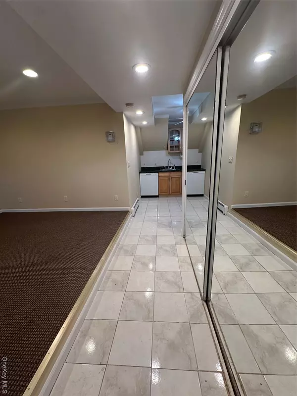 Bay Shore, NY 11706,809 Hampshire RD