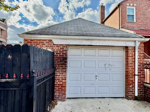 Bronx, NY 10469,993 Duncan ST