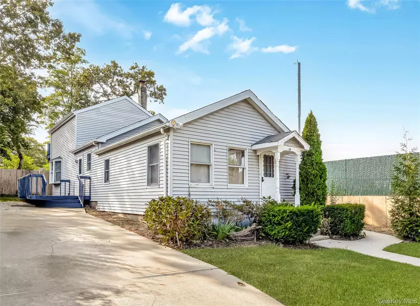38 Woodmont PL, Farmingville, NY 11738